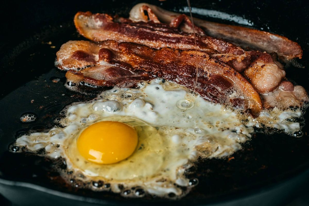Slanina in ocvrto jajce v litoželezni ponvi